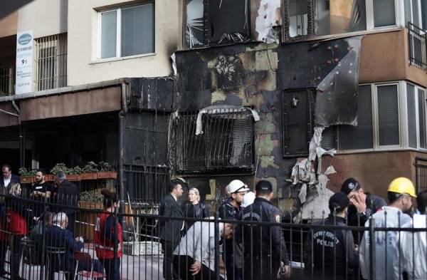 Mueren 29 trabajadores en una discoteca turca incendiada durante unas obras sin licencia