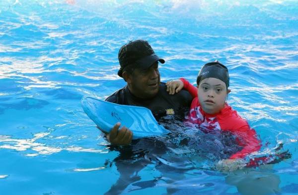 Campeones con capacidades especiales practican natación en Pueblo Nuevo