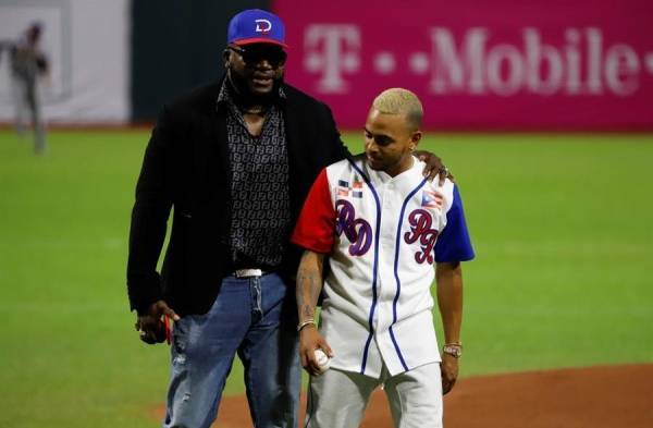 El cantante puertorriqueño Ozuna (d) durante el lanzamiento de honor junto a exbeisbolista dominicano David Ortiz.