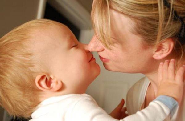 La mononucleosis, conocida como la enfermedad del beso, también se transmite a los niños