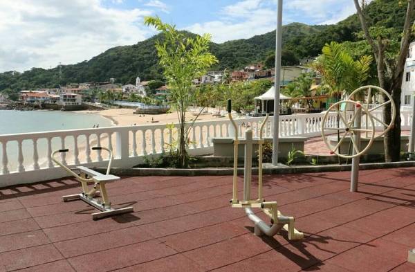 En todas las facilidades turísticas se colocó pavimento de adoquines, iluminación, señalización, mapas de la isla y del municipio e información turística.