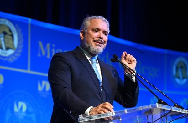 El expresidente colombiano Iván Duque interviene hoy durante el VII Diálogo Presidencial celebrado en el Miami Dade College (MDC) en Miami, Florida (EE.UU.).