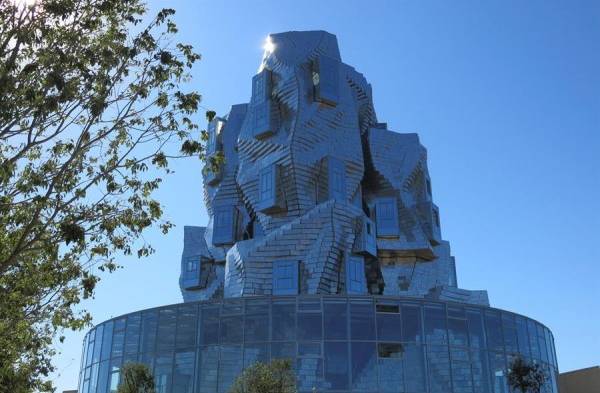 La torre tiene 56 metros de alto (12 plantas) y brilla con 11 mil paneles metálicos en la ciudad de Arlés (Francia).