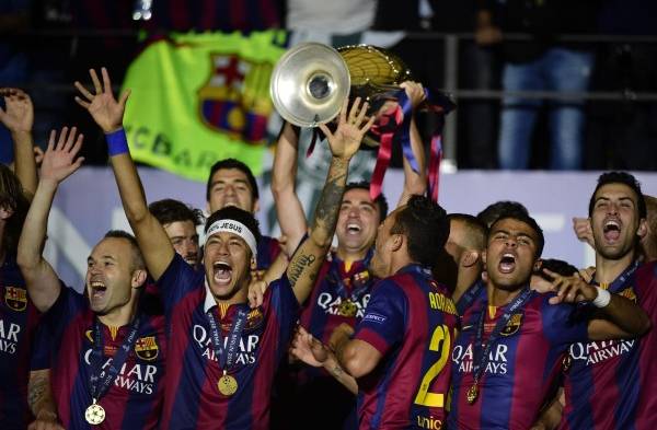 Jugadores del Barcelona celebran con el trofeo después del partido de fútbol final de la UEFA Champions League.