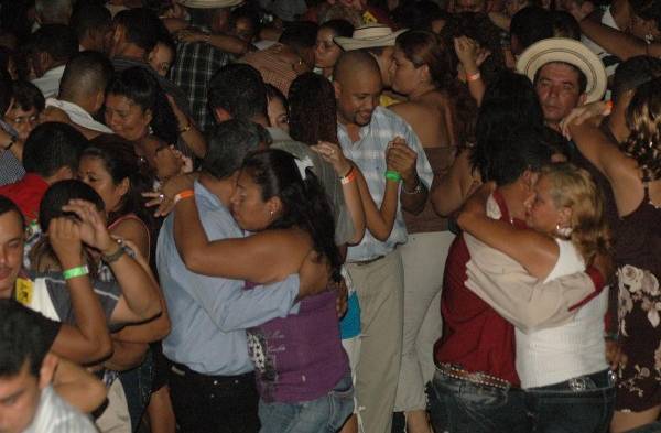 Todos los fines de semana disfuta del tipicón.