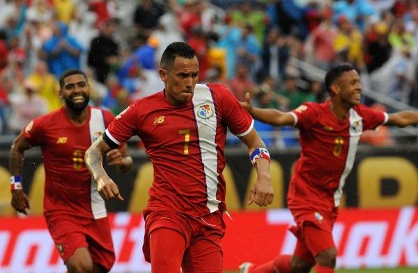 Jugadores de Panamá celebran el gol.