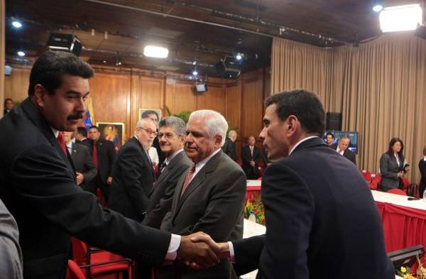 Maduro, se reune con líderes opositores para buscar una solución y darle fin a las protestas