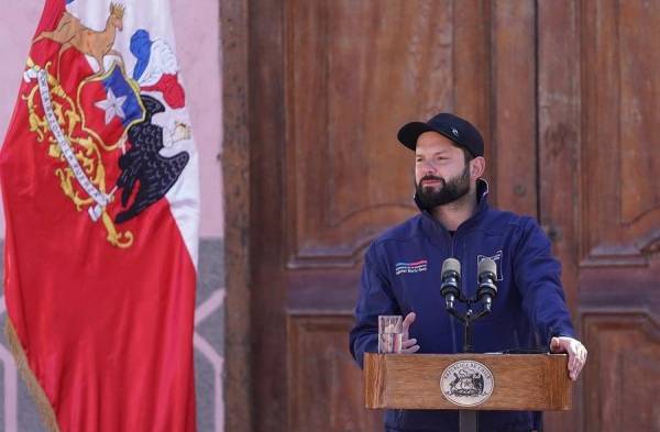 Fotografía cedida este jueves, 5 de octubre, por la presidencia de Chile en la que se registró al mandatario Gabriel Boric, al dirigirse a la comunidad de Río Hurtado, en la región de Coquimbo (Chile).