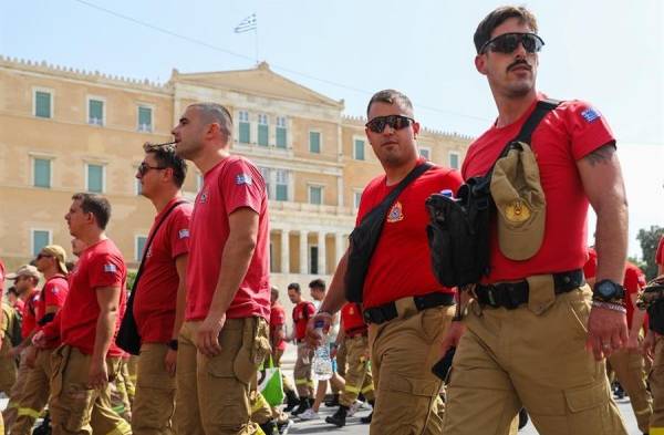 Protestas en Grecia contra reforma que amplía la jornada laboral y liberaliza los horarios