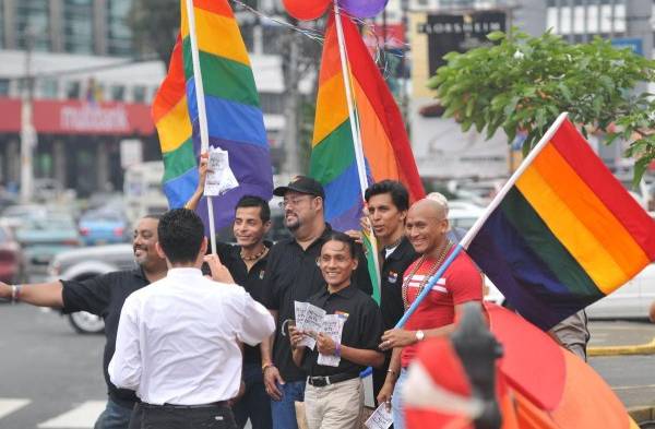 ¿Gobierno complace peticiones de comunidad gay?