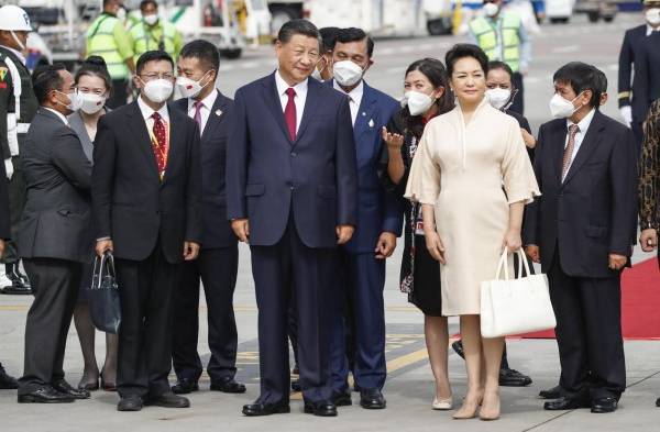 El presidente chino Xi Jinping (c) y su esposa Peng Liyuan (2-der) a su llegada al Aeropuerto Internacional Ngurah Rai antes de la Cumbre del G20 en Bali, en Indonesia.