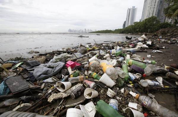 Cerca de 175.000 toneladas de basura llegan cada año a la Bahía de Panamá