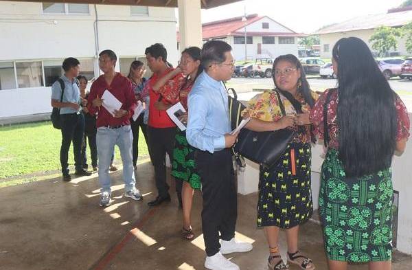 Docentes participan en el proceso de prelación para trabajar en escuelas de las comarcas