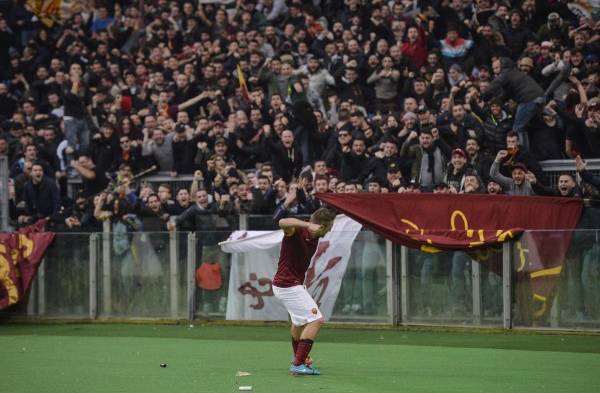 Totti celebra un gol con un selfie