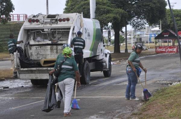 Desde enero del 2011, la AAUD es la encargada de recoger la basura en la capital.