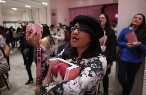 Fans enloquecen en la apertura de tienda en México dedicada a surcoreanos BTS
