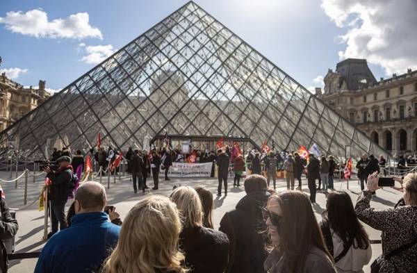 Aquí las imágenes de la protesta en las afueras del Museo de Louvre en Francia.