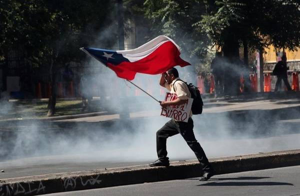 Nuevas protestas en Chile acaban con un gran incendio en el centro de Santiago