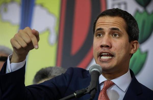 Contralor venezolano pide prohibir toda transacción financiera con Guaidó