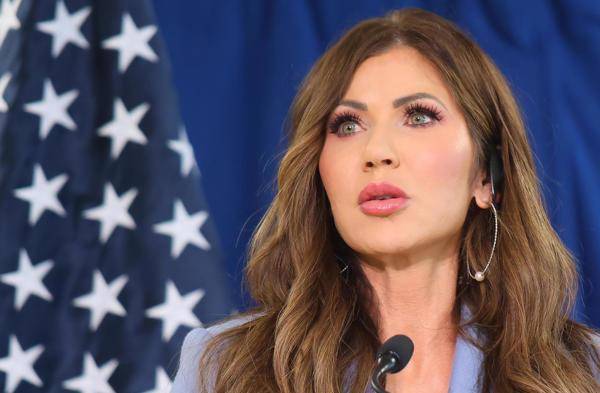 La secretaria de Seguridad Nacional de Estados Unidos, Kristi Noem, habla en una reunión este 24 de junio de 2025, en Ciudad de Panamá (Panamá).