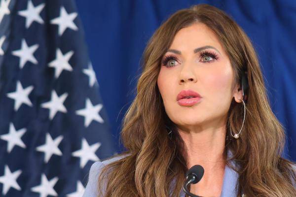 La secretaria de Seguridad Nacional de Estados Unidos, Kristi Noem, habla en una reunión este 24 de junio de 2025, en Ciudad de Panamá (Panamá).