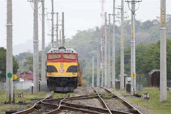 El PCRC opera una vía férrea de 76 km (47 millas) a lo largo del Canal de Panamá.
