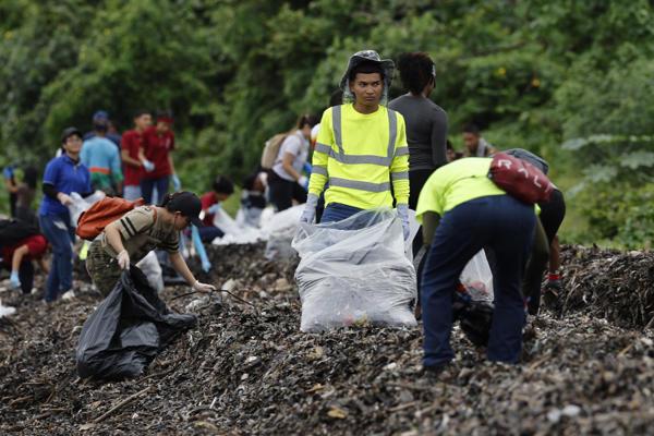 La iniciativa fue promovida también por Adopta Bosque Panamá, organización que convocó a voluntarios para sumarse a la recolección de residuos.