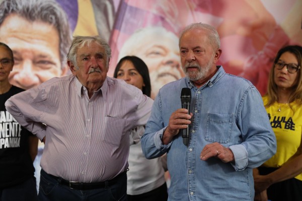 El presidente brasileño Luiz Inácio Lula da Silva junto al exmandatario uruguayo José Pepe Mujica (i), en una fotografía de archivo.
