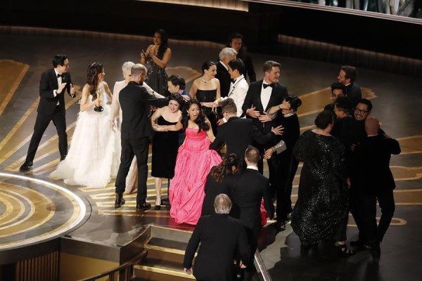 El elenco y el equipo celebran después de ganar el Óscar a la mejor película.