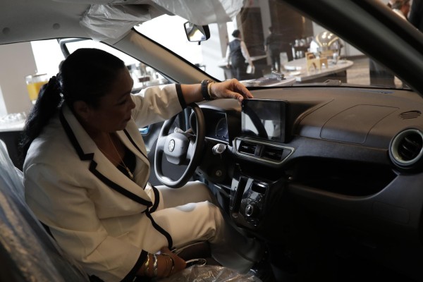 Una visitante fue registrada este lunes, 12 de diciembre, al observar el interior de un auto eléctrico presentado en la VII Semana de la Energía, en Ciudad de Panamá (Panamá).