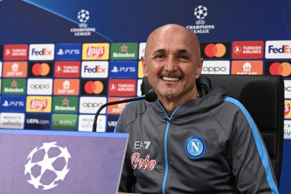 El entrenador del Nápoles durante la conferencia de prensa.