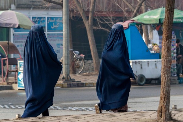 Los talibanes imponen su fundamentalismo a las afganas: con burka y en casa