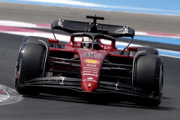 Leclerc brilla con una 'pole' forjada por Sainz