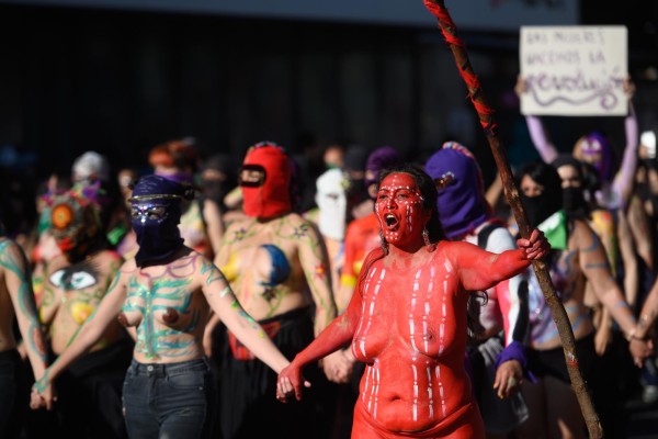 Feministas dedican Un violador en tu camino a ministra chilena interpelada