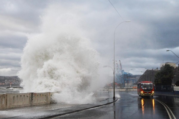 Tsunami de casi 2 metros llega a la costa de Chile tras la erupción en Tonga