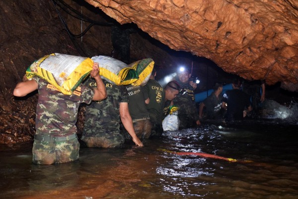 Hallan vivos a 12 niños perdidos en una cueva tailandesa