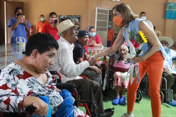 Primera Dama entrega lentes del Programa Ver y Oír para Aprender y visita hogar de ancianos