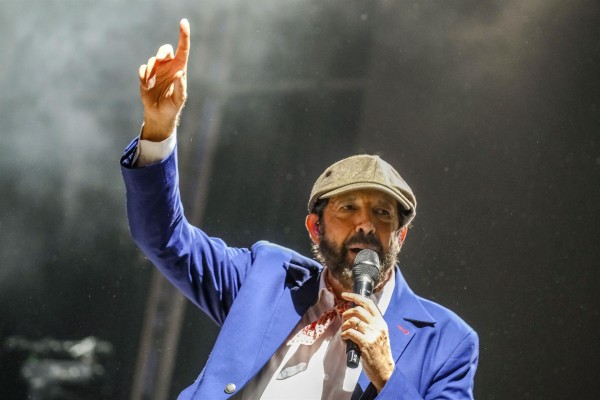 El músico y cantante dominicano Juan Luis Guerra durante su actuación este viernes en el poblado de Santi Petri en el Concert Music Festival.