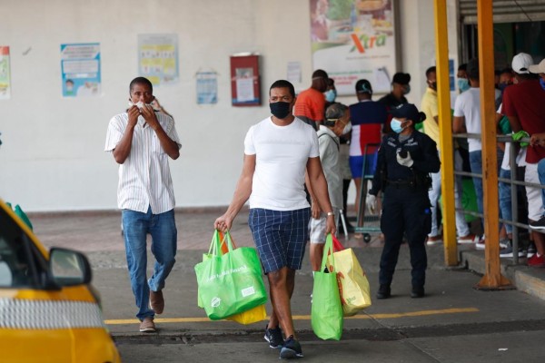 En supermercados se llevan a varios detenidos por salir a horas no correspondidas