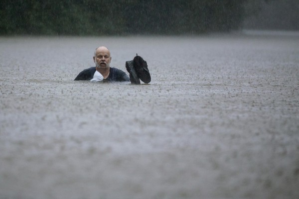 Más de mil rescates y desalojos en Texas por tormenta Imelda