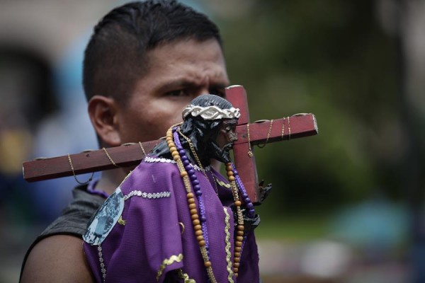 Peregrinos fueron registrado este sábado, 21 de octubre, al caminar para cumplir las promesas al Cristo Negro, en Portobelo (Panamá).