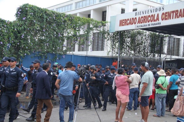 Protestan en las instalaciones del Mercado de Abastos, se oponen a traslado