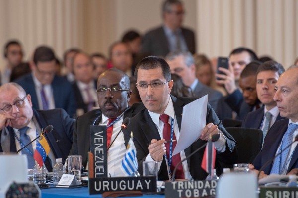 Canciller de Venezuela, Jorge Arreaza, mientras habla durante la primera sesión de la Asamblea General de la OEA.