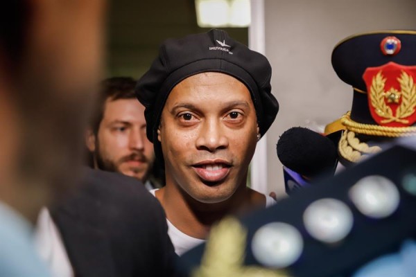 Ronaldinho sufre por la muerte de su querida madre a causa del covid