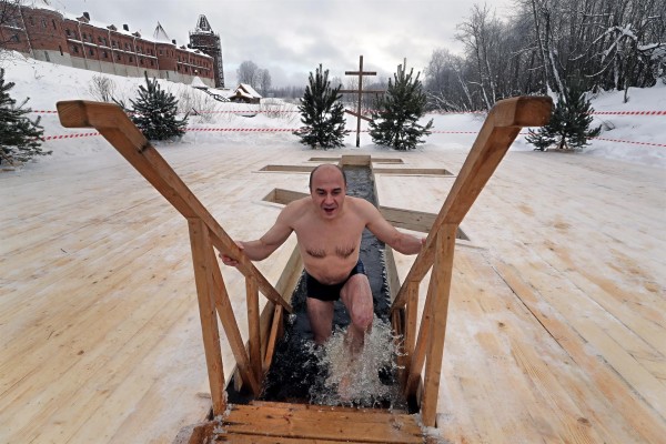 Más de 1 millón de rusos se bañan en aguas heladas por la Epifanía ortodoxa