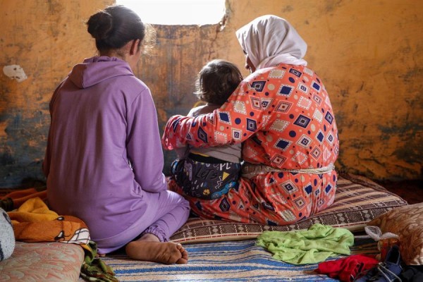 La niña intenta estudiar, la bisabuela cuida al niño y el padre pide justicia para su hija.