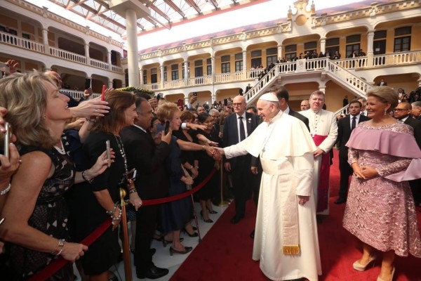 Así ha sido el look de la primera dama durante la visita del papa