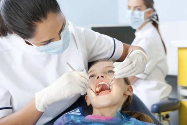 Acusan a dentista de quemarle la boca a una niña de cinco años