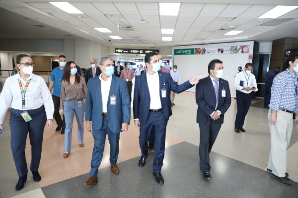Autoridades visitan el mini hub Humanitario en el Aeropuerto de Tocumen 