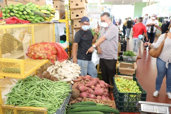 Intermediarios abusan de productores y consumidores